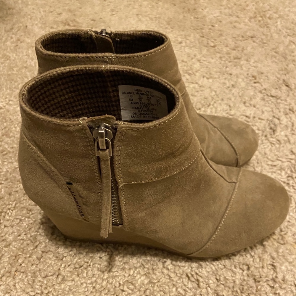 Taupe shade-like wedges